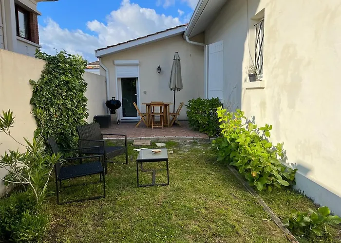 Independant A Les Bains A 500 M De La , Commerces Proximite Et Pistes Cyclables